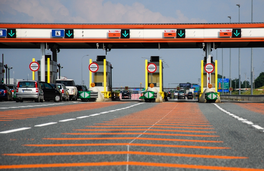 Rząd podjął decyzję o przejęciu wszystkich autostrad i całkowitym zniesieniu opłat za ich użytkowanie