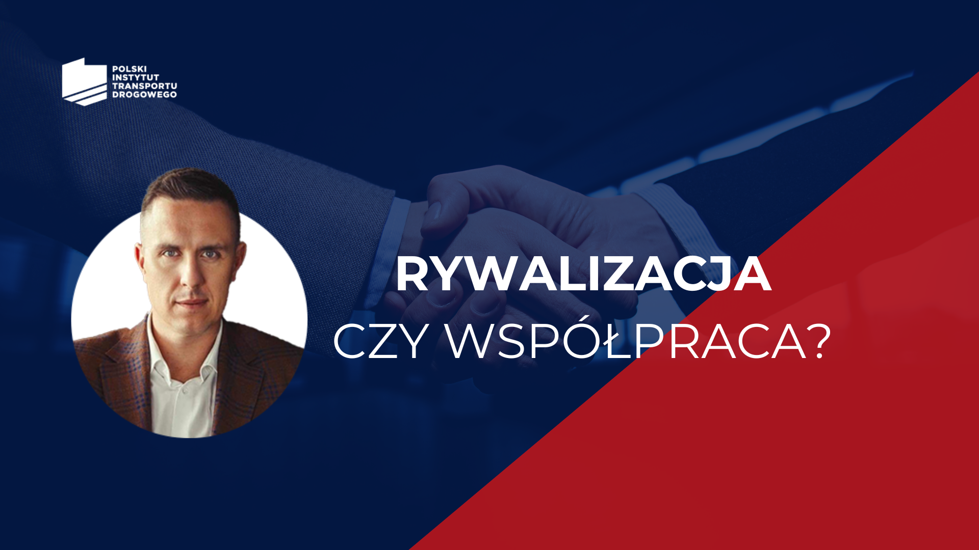 Zdjęcie przedstawia prelegenta oraz temat dyskusji "Rywalizacja czy współpraca?" organizowanej przez Polski Instytut Transportu Drogowego. W tle zdjęcie przedstawiające uścisk dłoni symbolizujący współpracę.